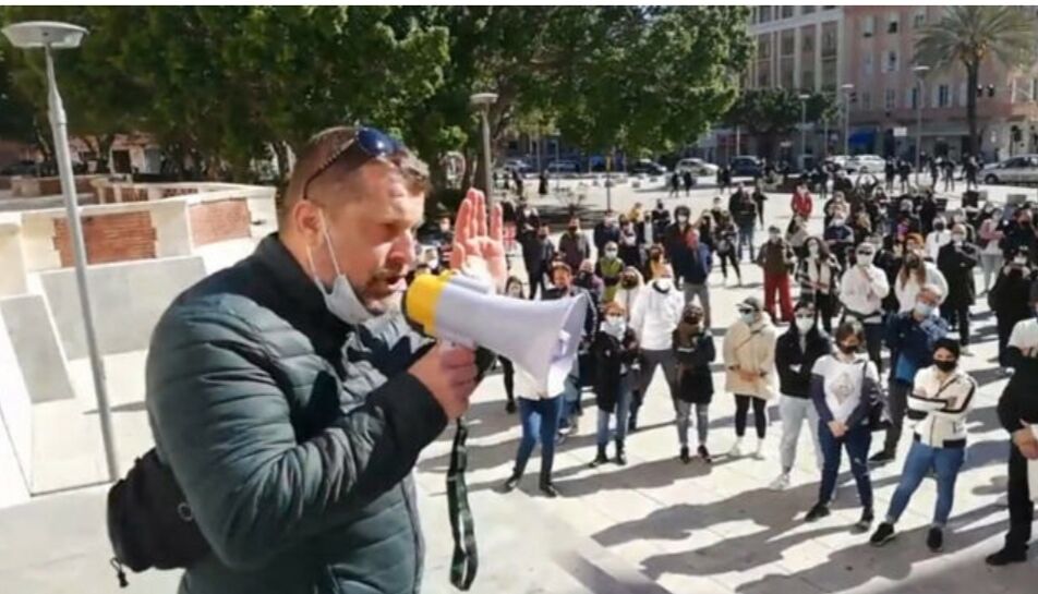 Le magliette bianche pronte a invadere piazzale Trento a Cagliari: “Arriveranno lavoratori sin dalla Barbagia”