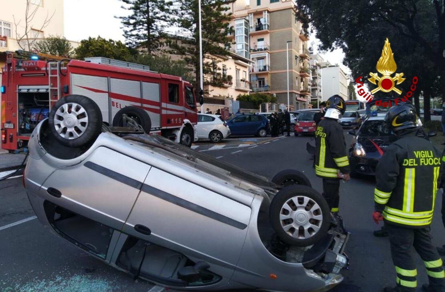 Incidente a Cagliari, auto si ribalta in via Scano: 4 feriti