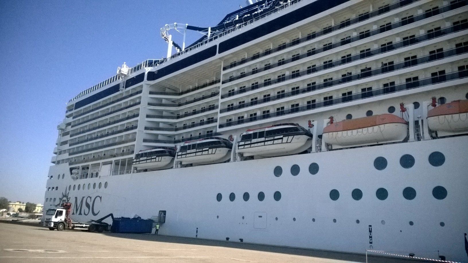 Zona rossa, banchetti proibiti e poltrone milionarie: la Sardegna affonda e deve salvarsi da sola