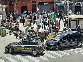 Cagliari, tensione alle stelle per i negazionisti che “occupano” piazza Yenne: “Forse per questo siamo in zona rossa?”