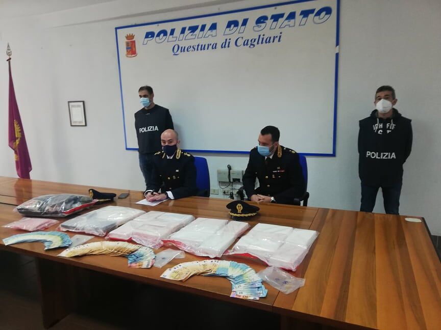 Coca purissima dal Sudamerica a Cagliari, blitz della polizia sulla 131: due arresti