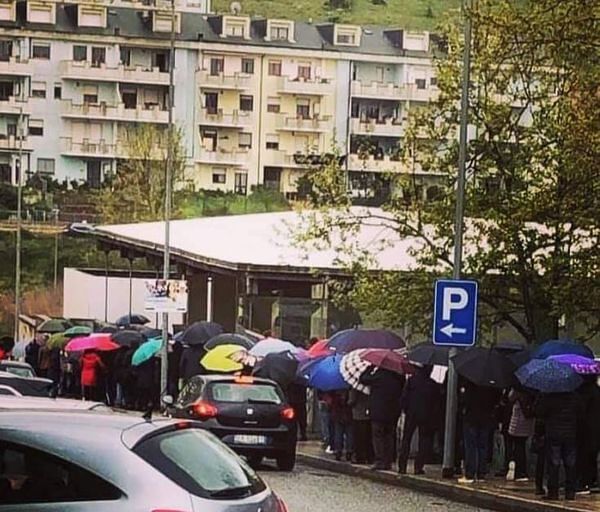 “Anziani in fila sotto la pioggia per le vaccinazioni a Nuoro. E’ questo il modello Sardegna”?