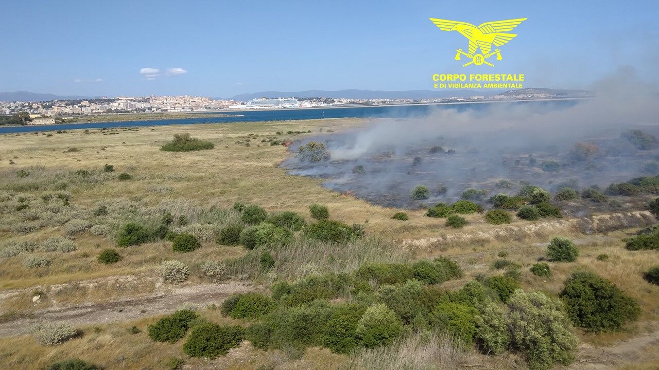 Cagliari, fiamme a Giorgino: elicottero in azione