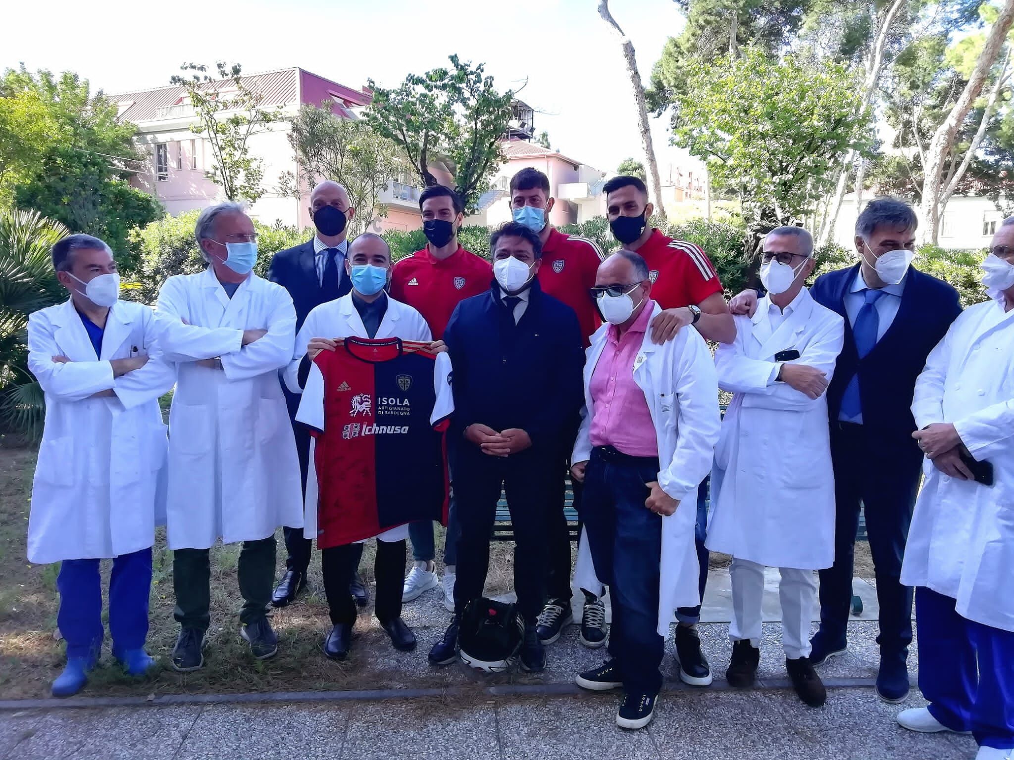 Il Cagliari visita il fortino Covid del Ss. Trinità: “Grazie a chi lotta contro il virus”