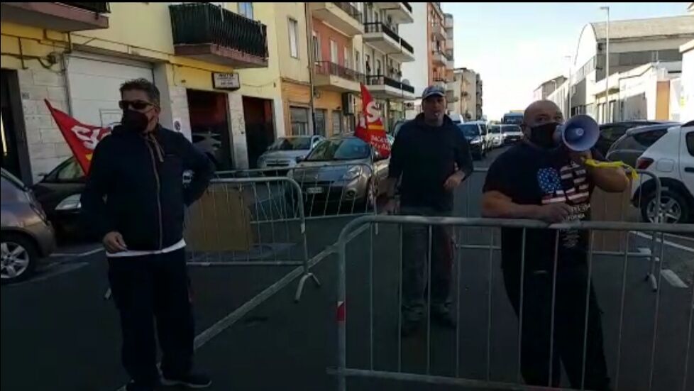 Cagliari, disoccupati e disperati: gli addetti al carro attrezzi bloccano nuovamente viale Monastir