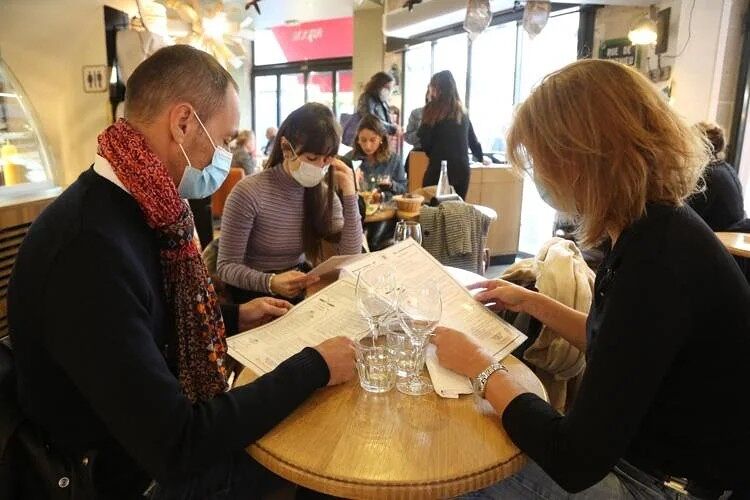 Covid, le nuove linee guida: al ristorante mascherina anche al chiuso