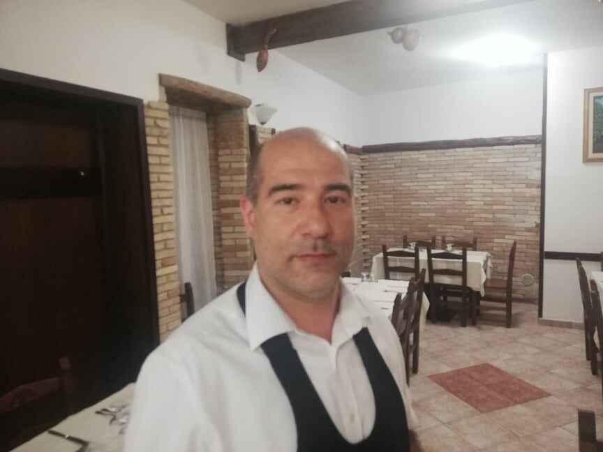 Cristiano di Serafino: “Ristorante da 90 posti, Solinas venga a pranzo e mi spieghi come misurare l’aria”