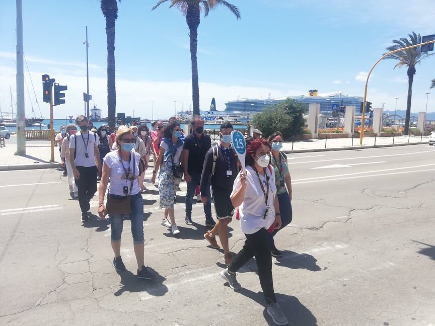 Cagliari, salsiccia e carasau per i crocieristi a spasso in città: “Potranno entrare solo in negozi certificati” (VIDEO)