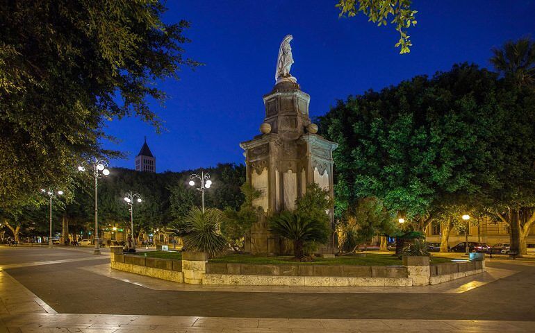 Cagliari, estate in piazza del Carmine tra bancarelle degli artigiani e cinema sotto le stelle