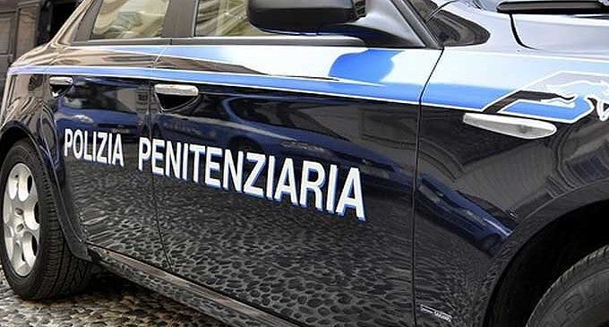 Porta il telefonino in cella a un detenuto, sacerdote sardo ai domiciliari
