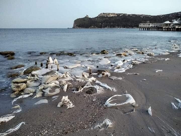Cagliari, diffida del Comune al Lido: “Via subito quei sacchi di nylon dal Poetto”