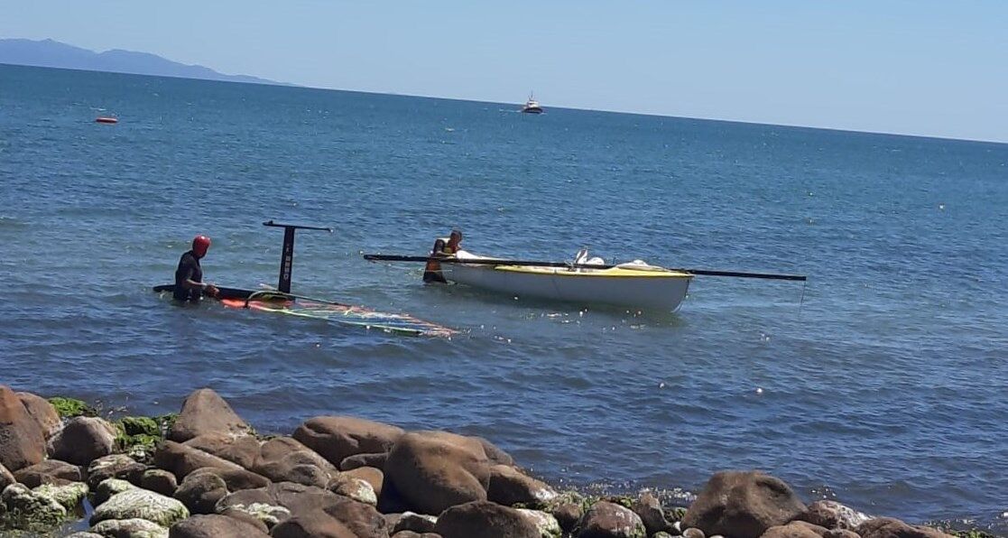 Maddalena Spiaggia, barca a vela in balia del maestrale disalbera: salvataggio di un surfista