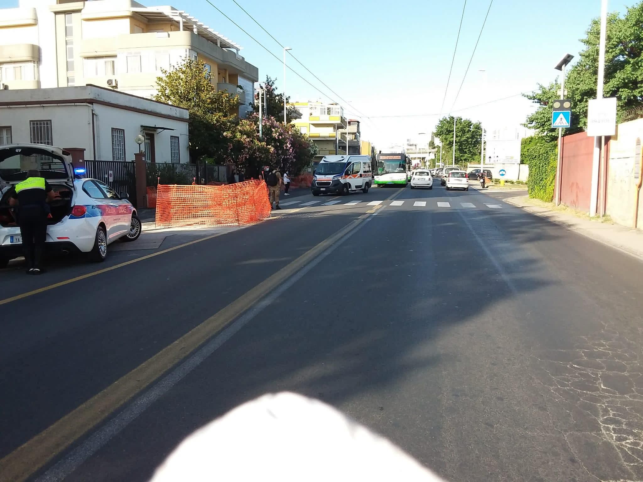 Cagliari, travolta sulle strisce pedonali in viale Marconi: 30enne all’ospedale