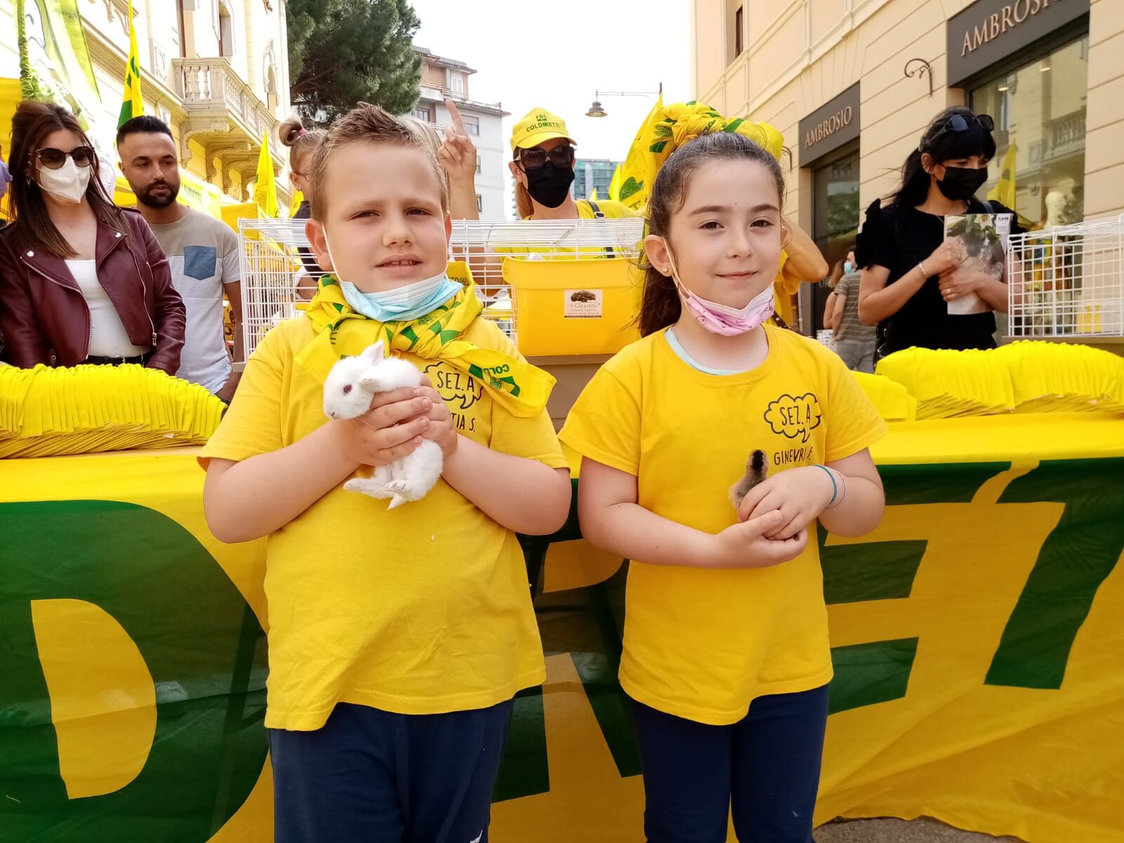 Conigli, galline e pulcini e tantissimi bambini: grande festa nella Campagna Amica del Rally Italia Sardegna
