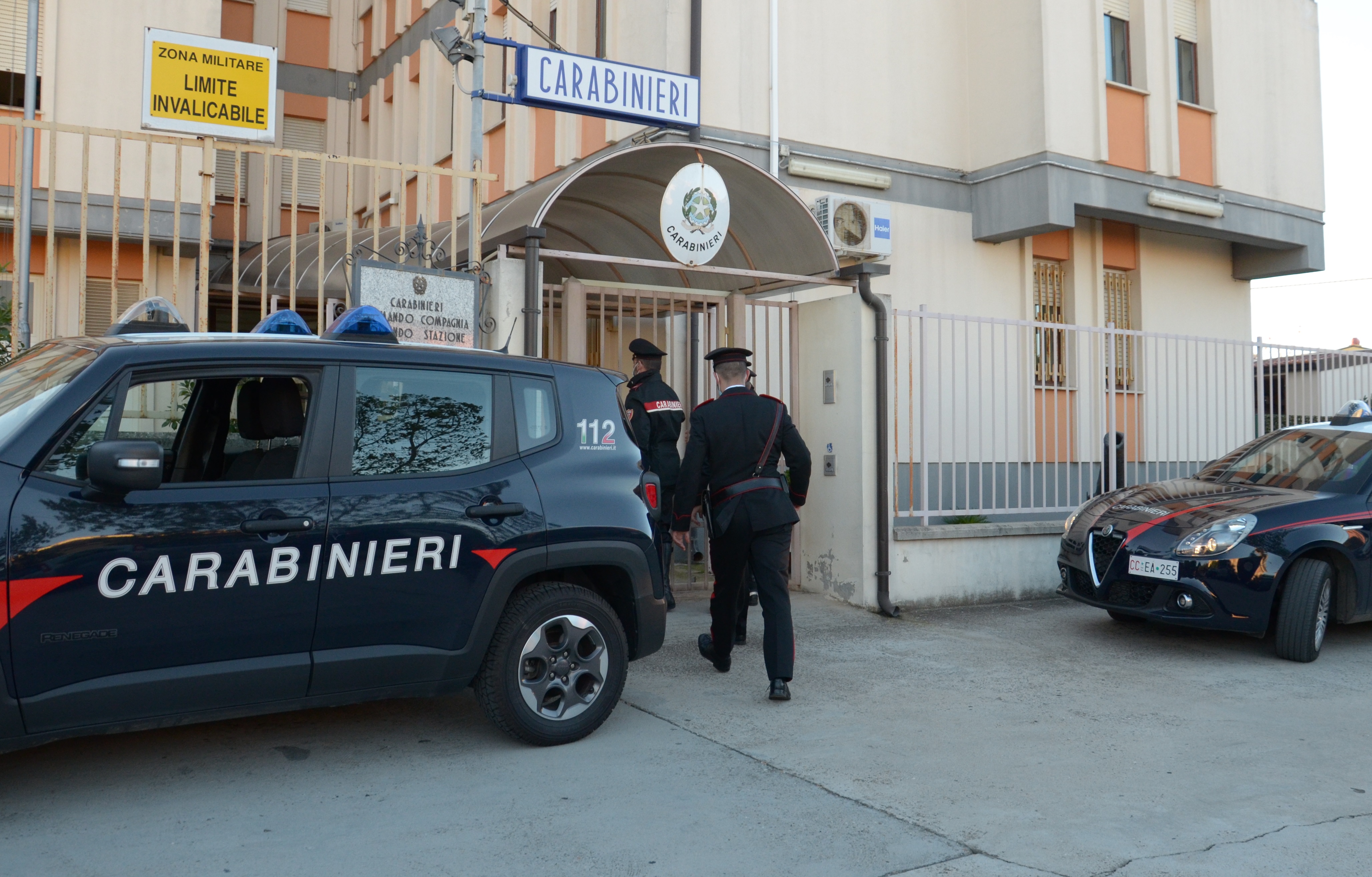 Non vuole che il vicino parcheggi l’auto davanti a casa sua e lo “perseguita”: denunciata anziana a Villacidro