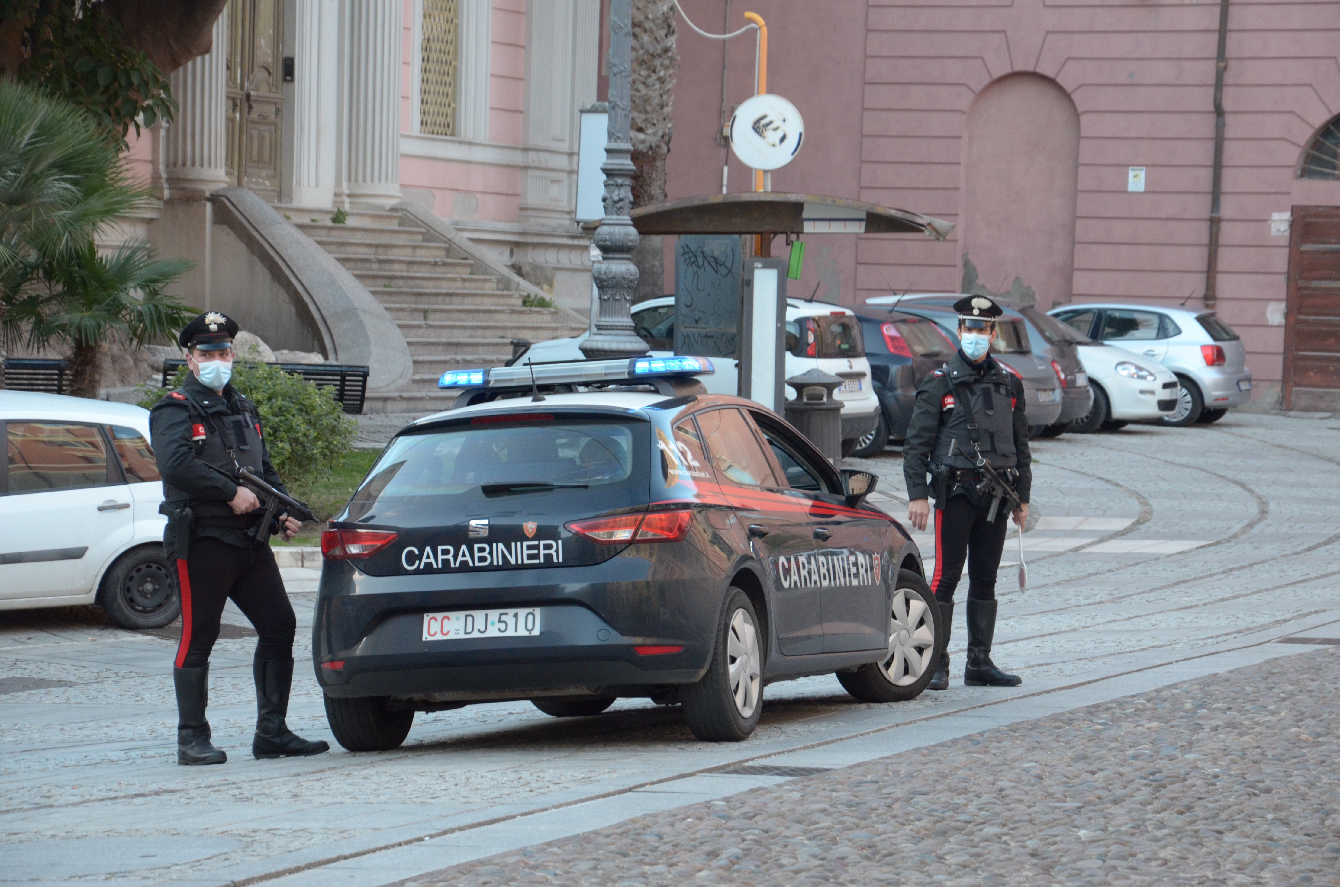 Cagliari, usa i dati dei genitori per noleggiare due auto: 15enne nei guai