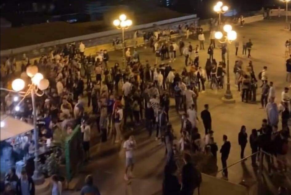 Cagliari, assembramenti e risse nel primo weekend in zona bianca: residenti in rivolta da Castello alla Marina