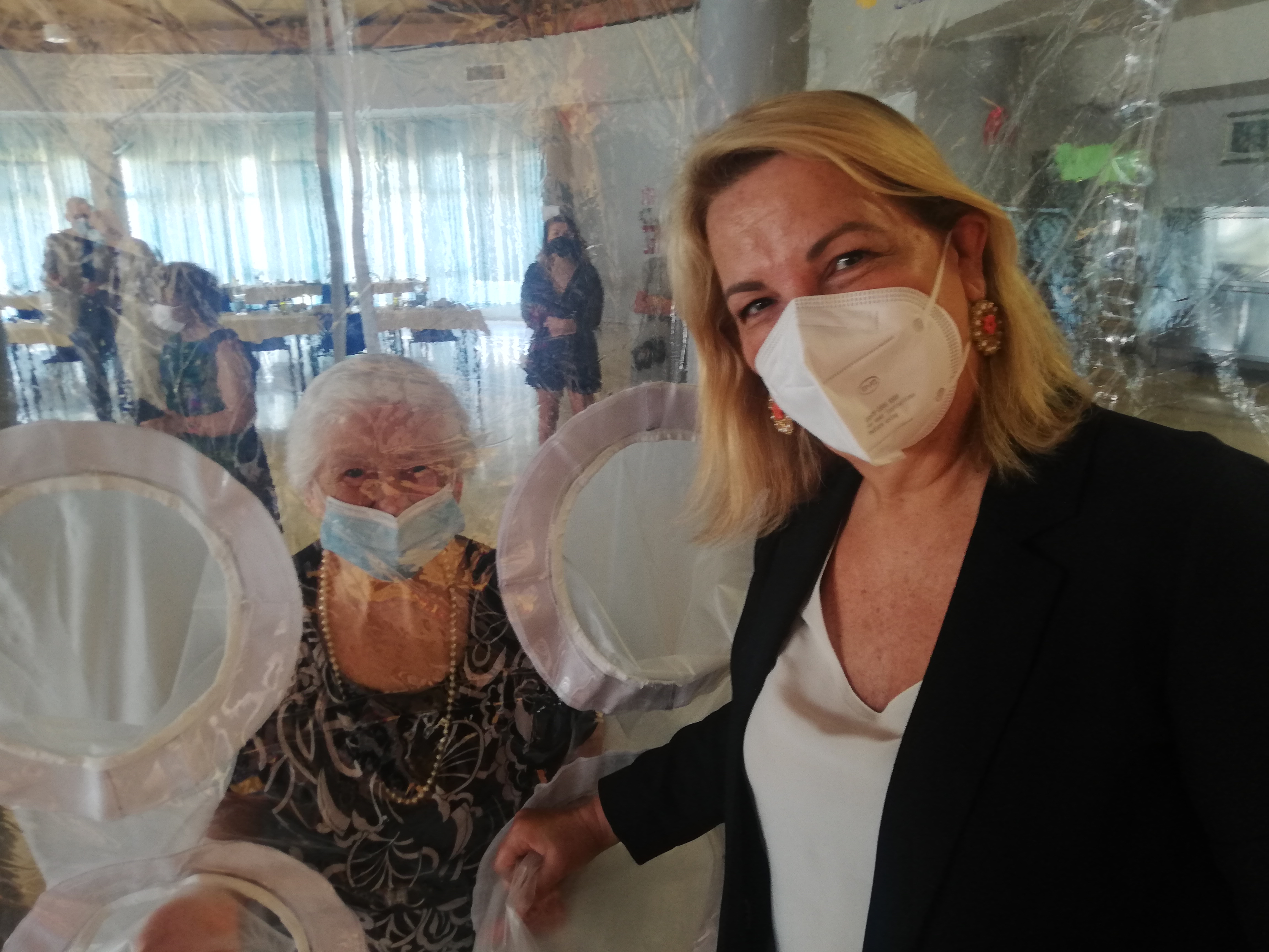 Cagliari, lacrime di felicità per gli anziani di Terramaini: “Con la stanza degli abbracci ritorna la gioia”