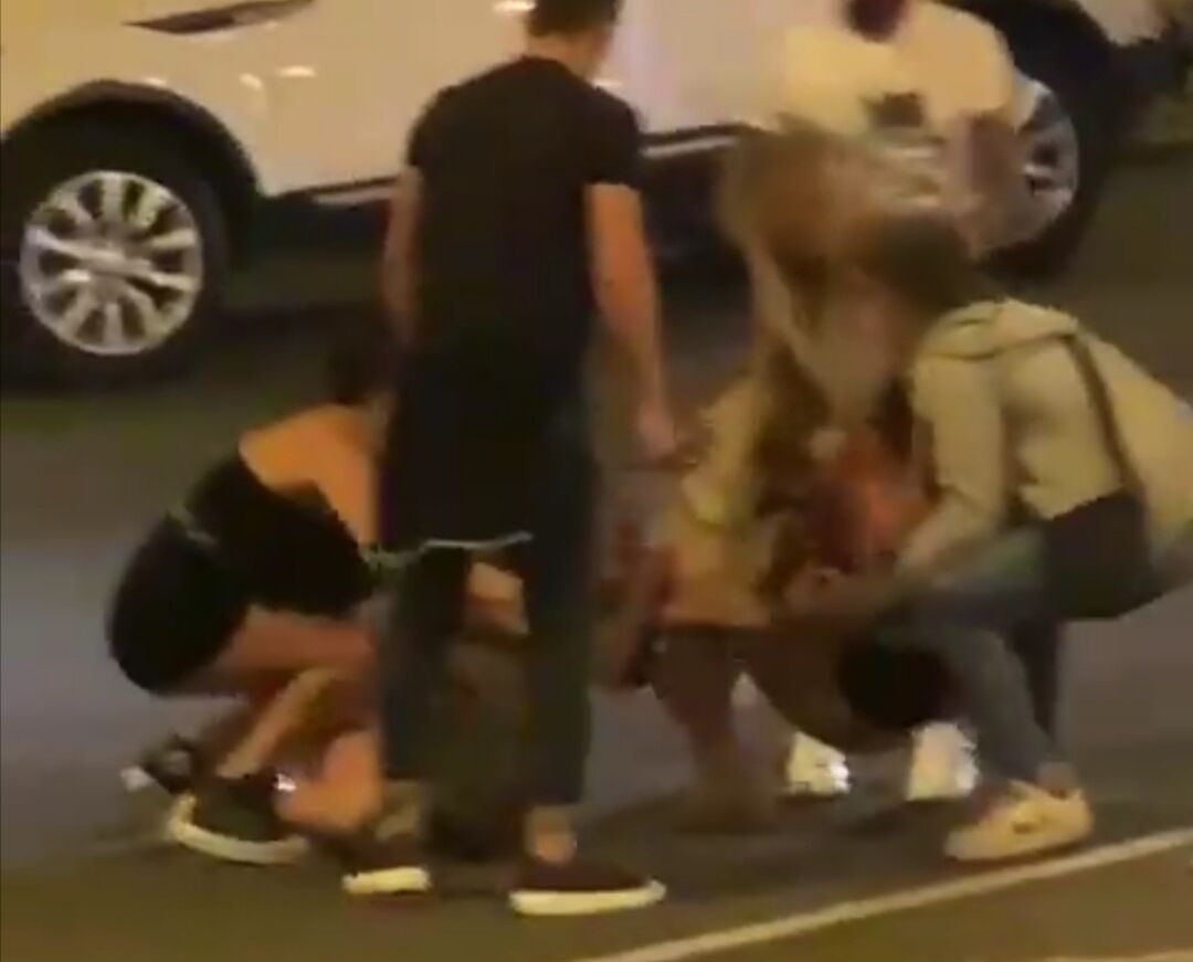 Malamovida a Cagliari, lite e rissa tra due ragazze in piazza Yenne