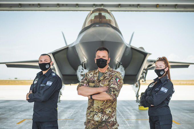 Addestramenti di guerra, i cacciabombardieri israeliani nei mari della Sardegna