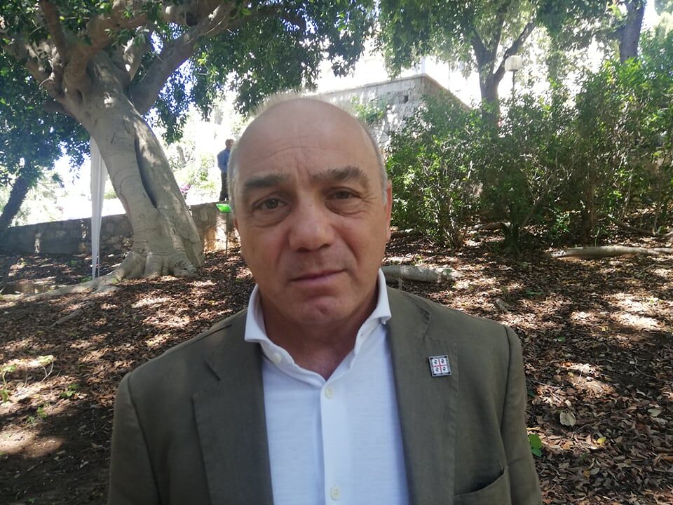 Sardegna da untrice incolpevole a zona bianca: “L’Italia riparte da noi per il turismo, vacanzieri con tampone o vaccino” (VIDEO)