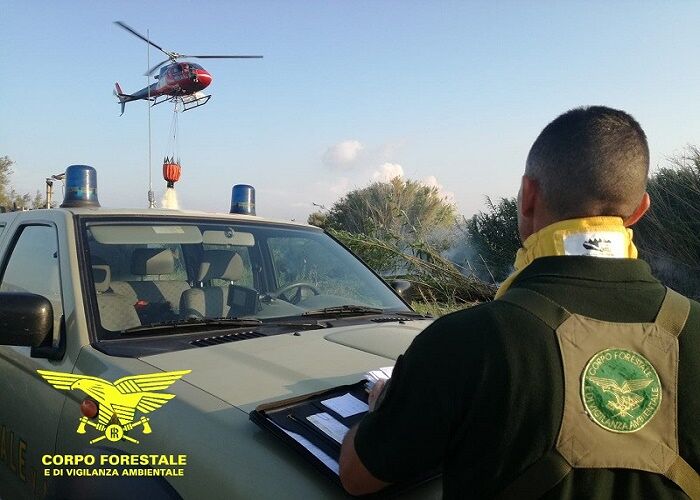 Fiamme nelle campagne di Carbonia: in azione un elicottero del Corpo Forestale