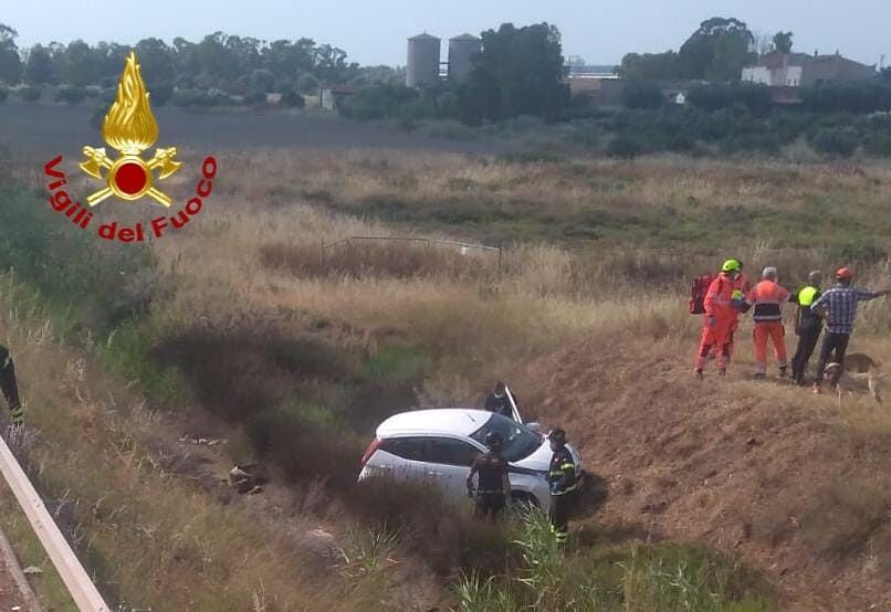 Sulcitana choc, auto finisce dritta in un dirupo: i vigili del fuoco liberano un 81enne dalle lamiere