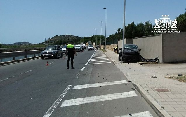 Cagliari, incidente carambola al canale di Terramaini: Polo si schianta contro un palo, due feriti in ospedale