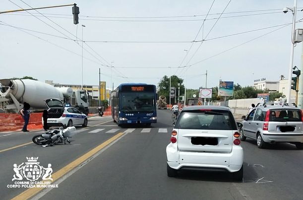 Ancora un incidente in viale Marconi: con lo scooterone tampona una Smart, 22enne quartese in ospedale