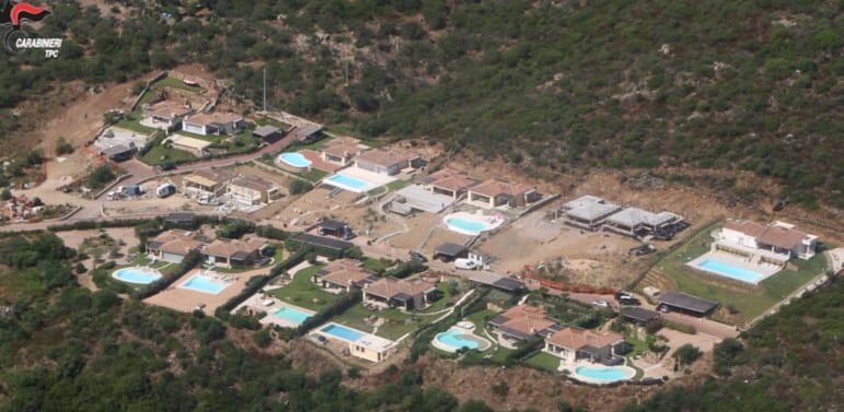 Maxi lottizzazione abusiva da 10 milioni sequestrata in Sardegna, ville costruite vicino a un torrente: 17 indagati