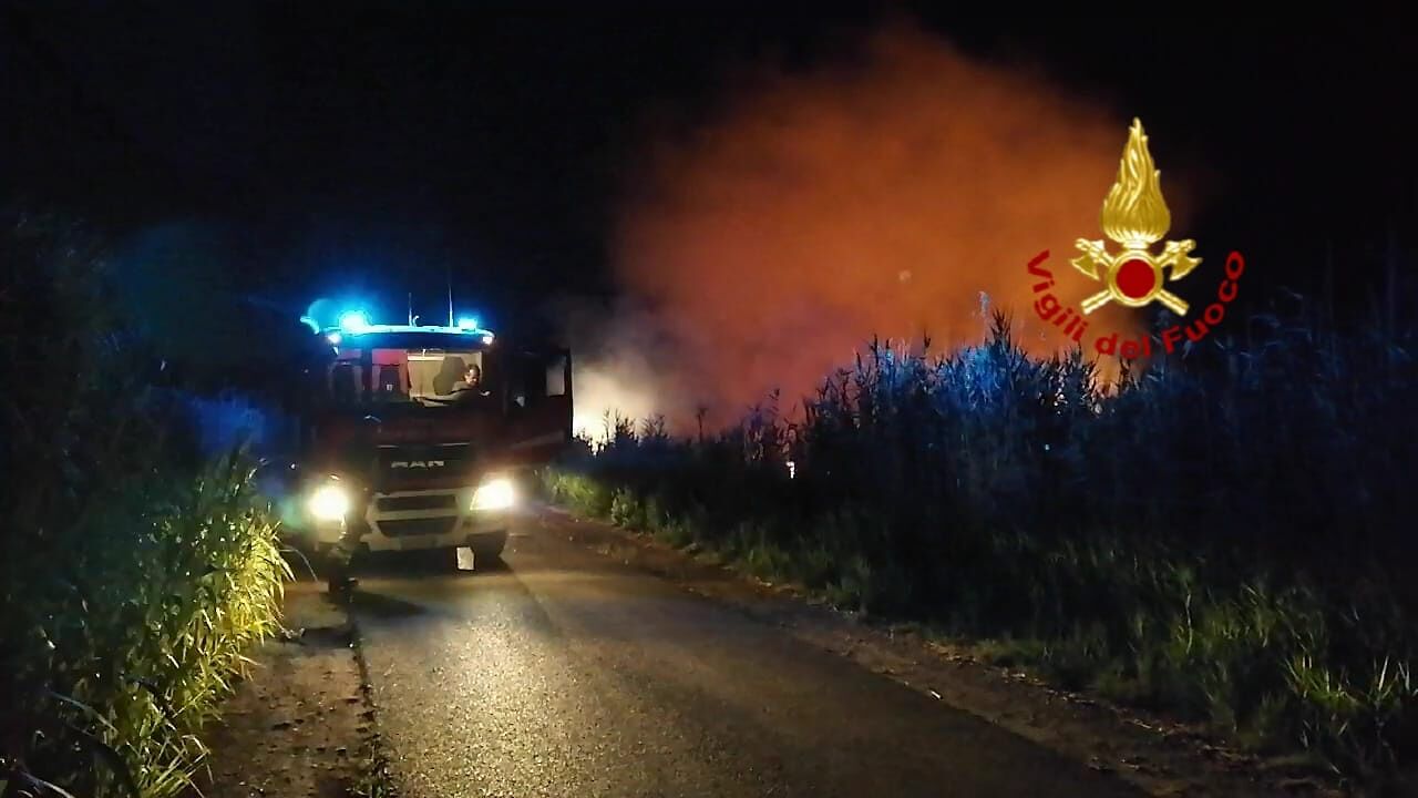 I roghi non danno tregua: fiamme nella notte a Quartu, Selargius e Elmas