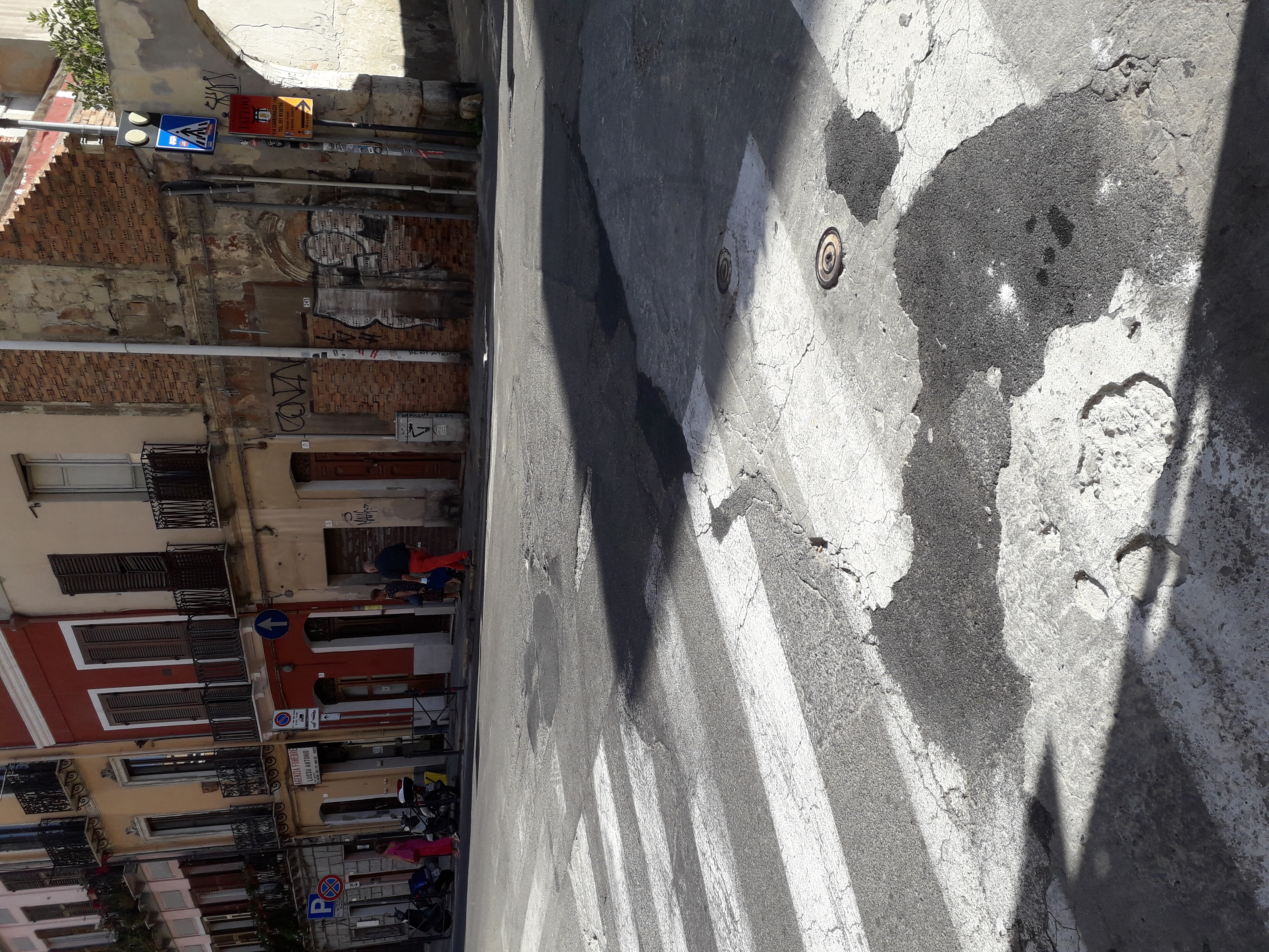 Cagliari, strisce pedonali cancellate davanti al Portico Palabanda: “Vengono ignorate, pericolo per i passanti”