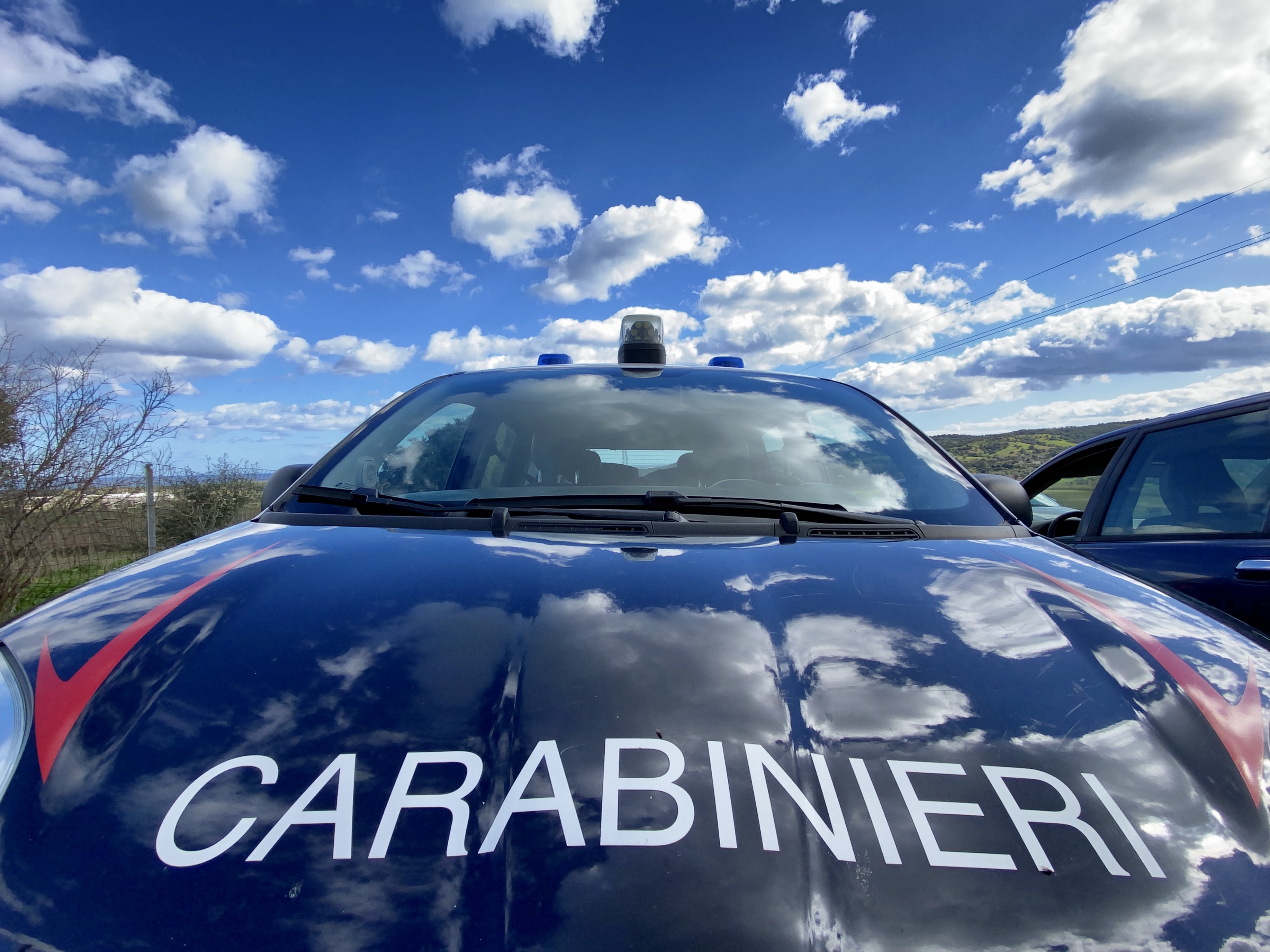 Sardegna, colpi di fucile contro l’auto: allevatore scampa a un agguato