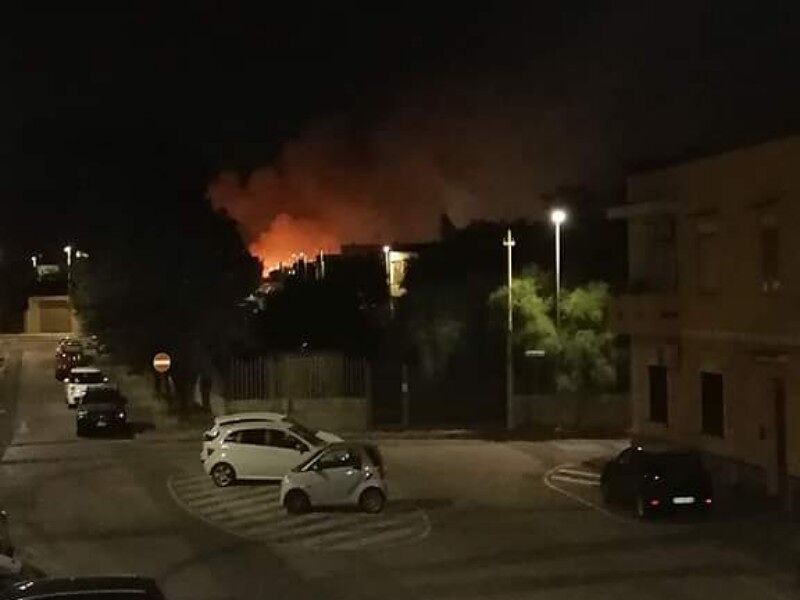 Paura a Selargius, incendio vicino alla Ss 554: le fiamme divorano piante e sterpaglie
