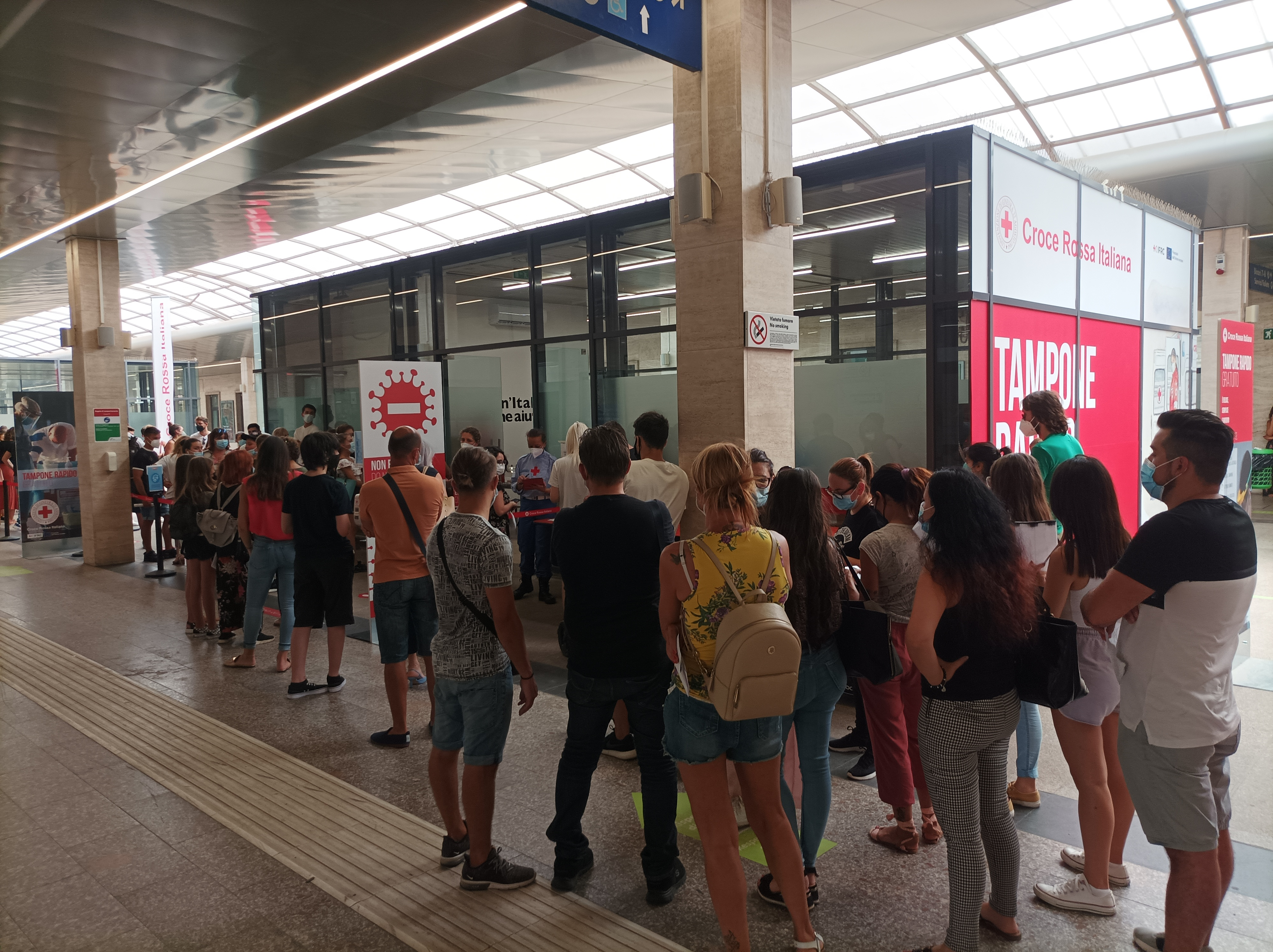 Cagliari, assalto alla stazione per i tamponi gratis: “350 al giorno, i positivi stanno risalendo”