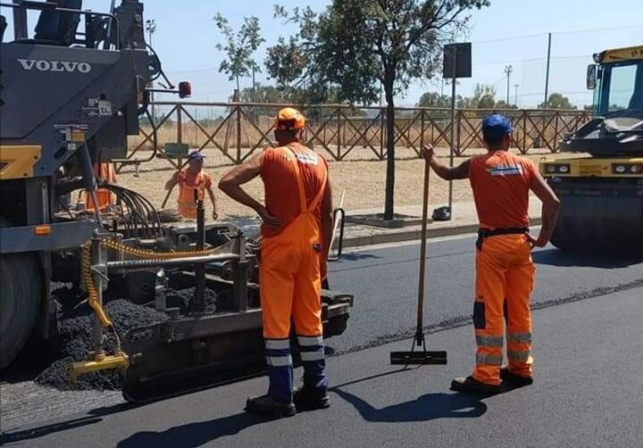 Quartu, il bel gesto dei cittadini: acqua fresca agli operai al lavoro per la riqualificazione delle strade