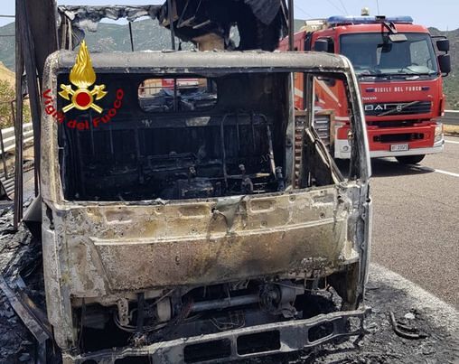 Va in fiamme un autocarro sulla nuova statale 125, i Vigili del Fuoco spengono le fiamme e mettono in sicurezza il veicolo