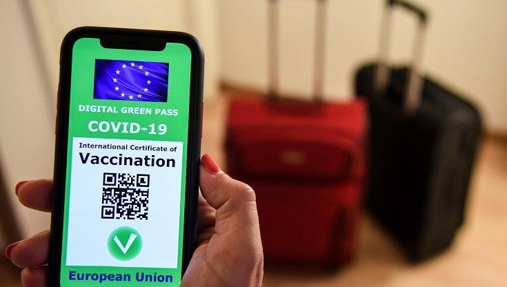 Sardegna, la Regione si divide sul green pass. Chessa: “Chi non è vaccinato non vada al ristorante”