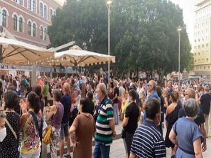 Cagliari, manifestazione contro il green pass in piazza Garibaldi: “La libertà è sacra”
