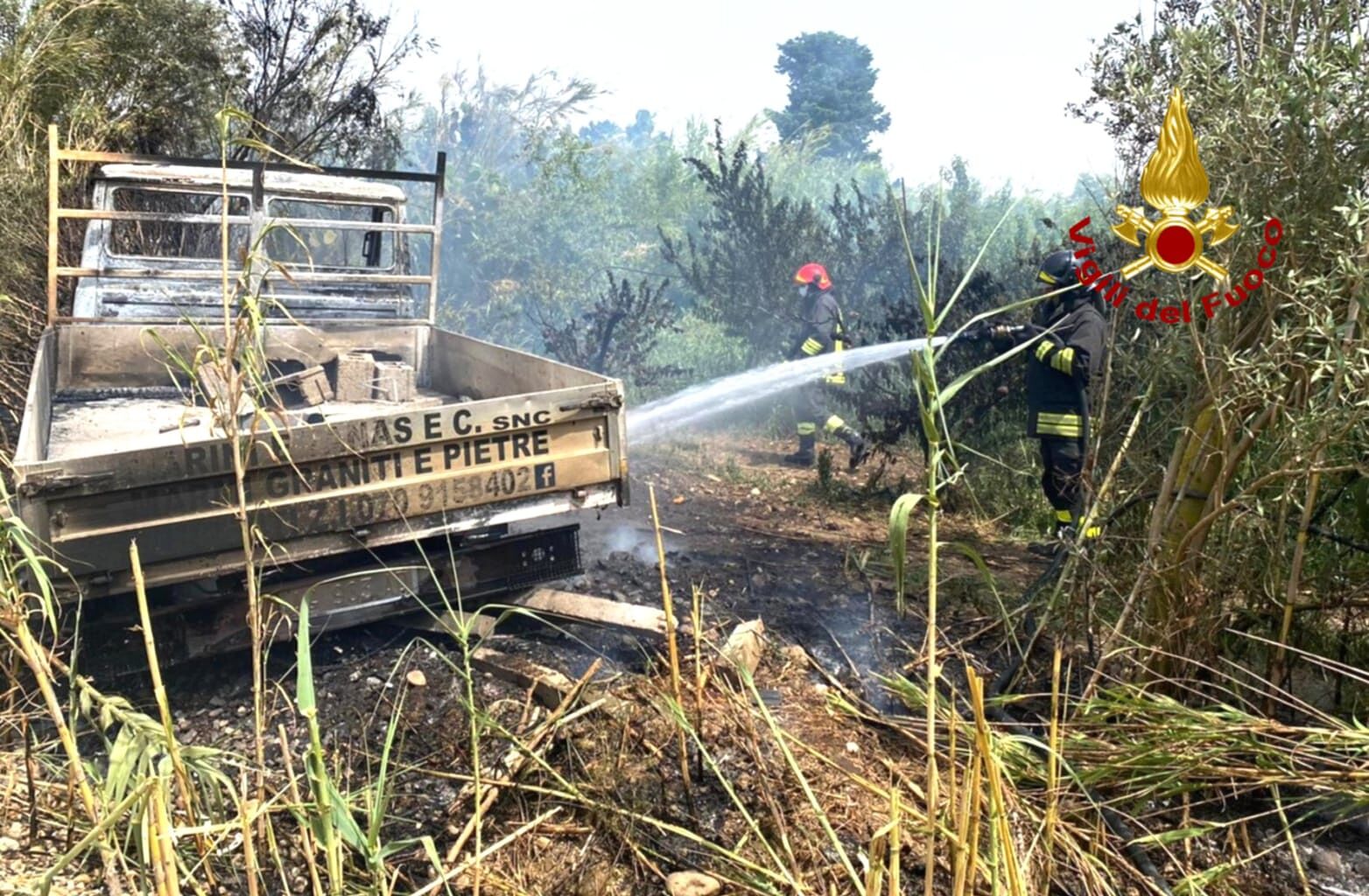 Paura a San Sperate, camion in fiamme e vegetazione in cenere