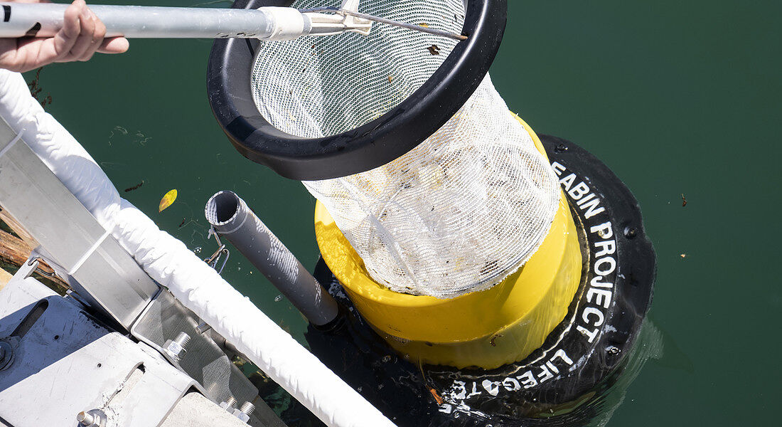 Villasimus, in acqua il Seabin: il cestino mangia rifiuti che pulisce il mare