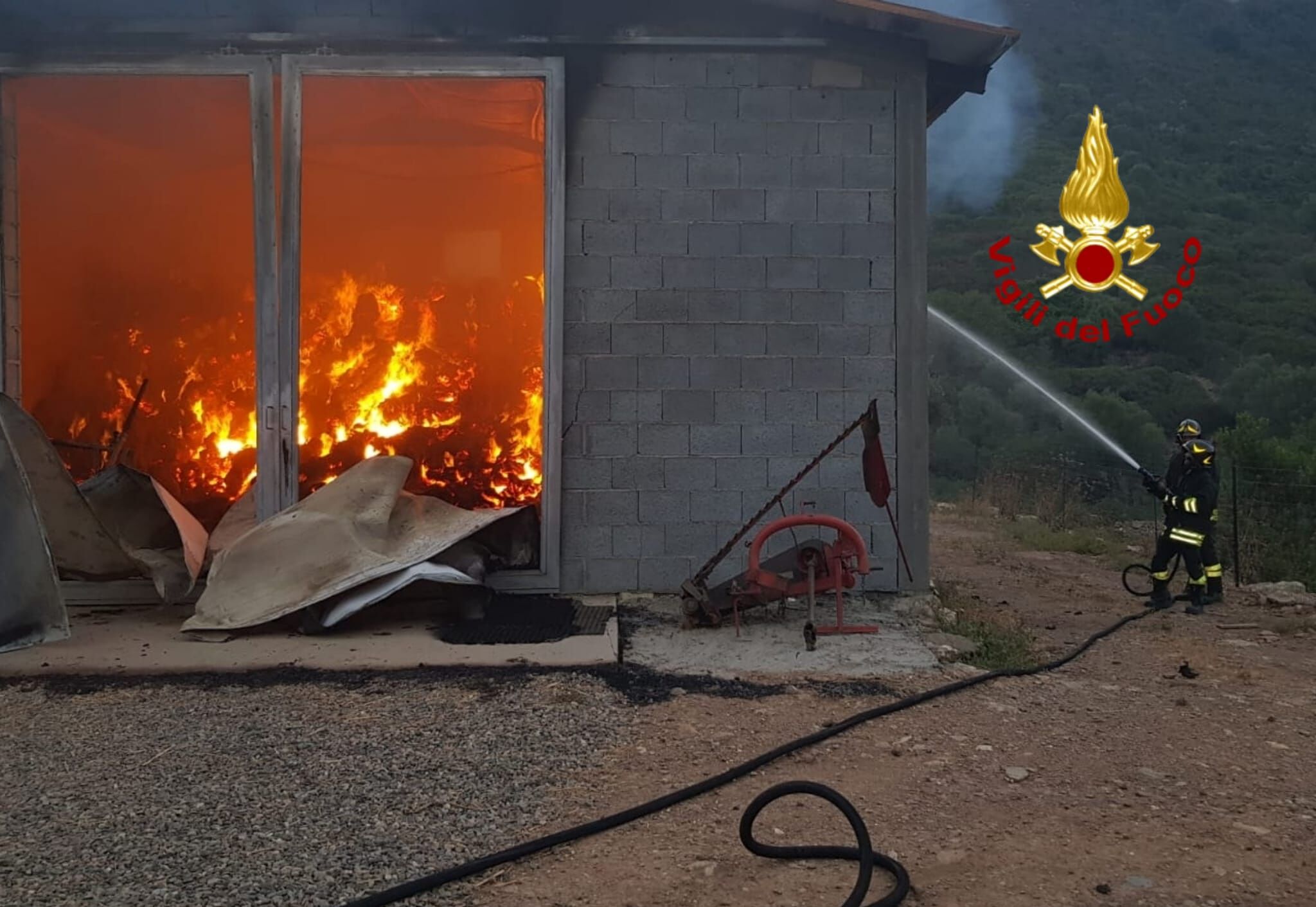 Fiamme a San Vito, brucia un capannone: vigili del fuoco a lavoro dall’alba