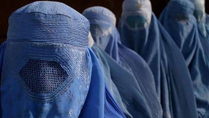Afghanistan, i talebani chiudono (di nuovo) le donne in casa: “E’ per la loro sicurezza”