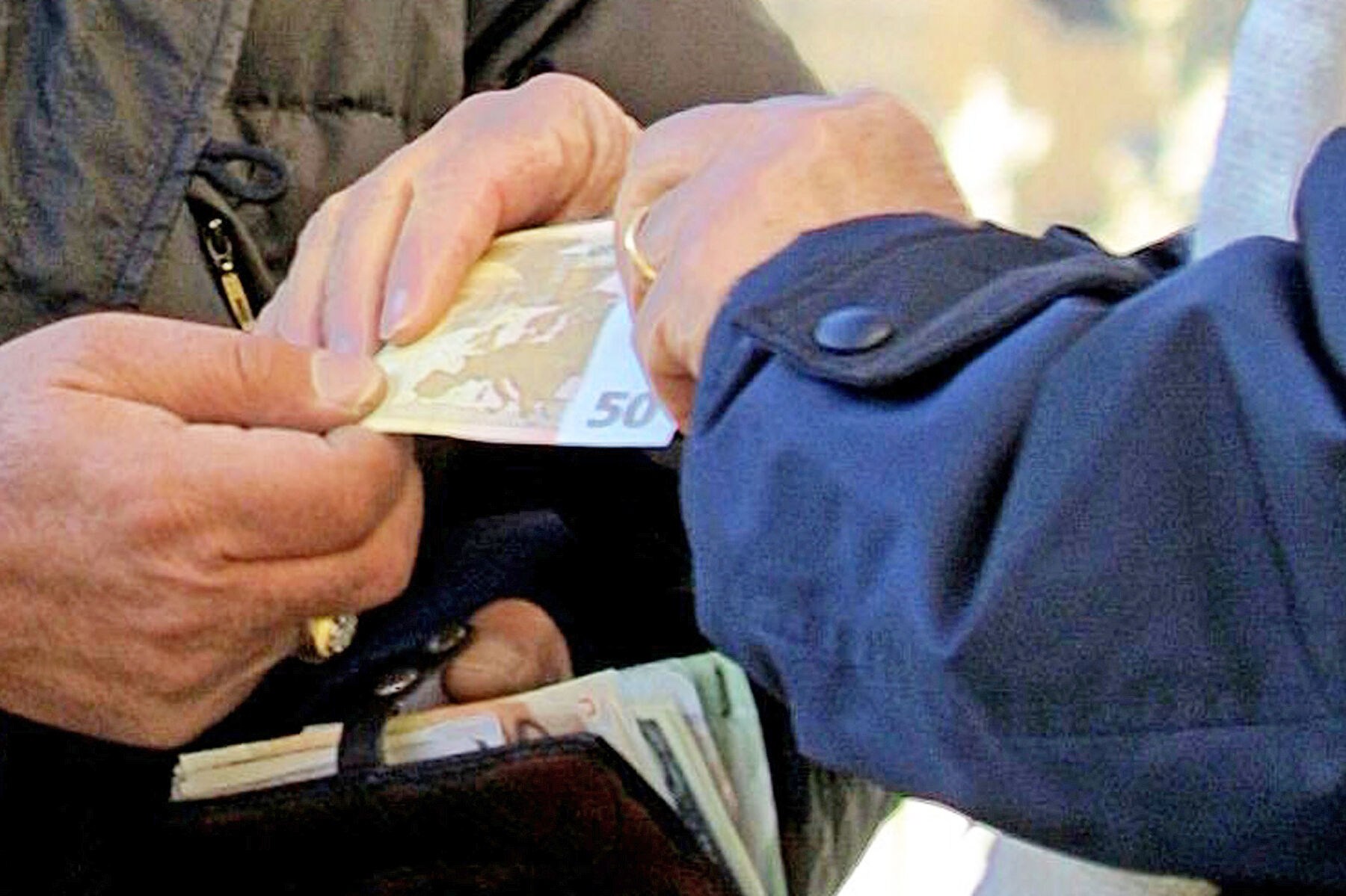 Cagliari, truffa una coppia di anziani spacciandosi per il nipote: denunciato un 37enne