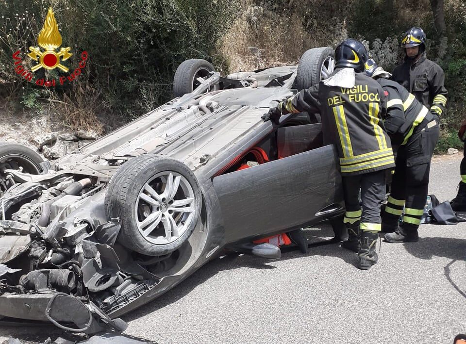 Si ribalta con l’auto, 33enne di Sindia estratto dalle lamiere ferito e portato all’ospedale