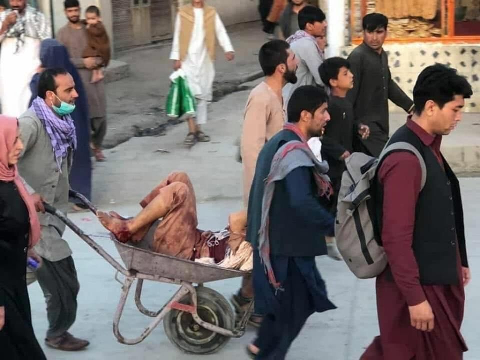 Attacco kamikaze all’aeroporto di Kabul, almeno 20 morti e decine di feriti