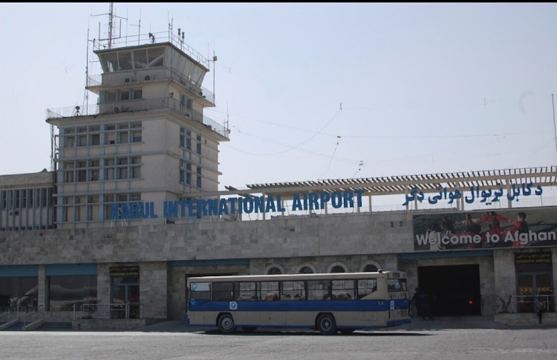 Afghanistan, esplosione all’aeroporto di Kabul: “Attacco kamikaze, numerose vittime”