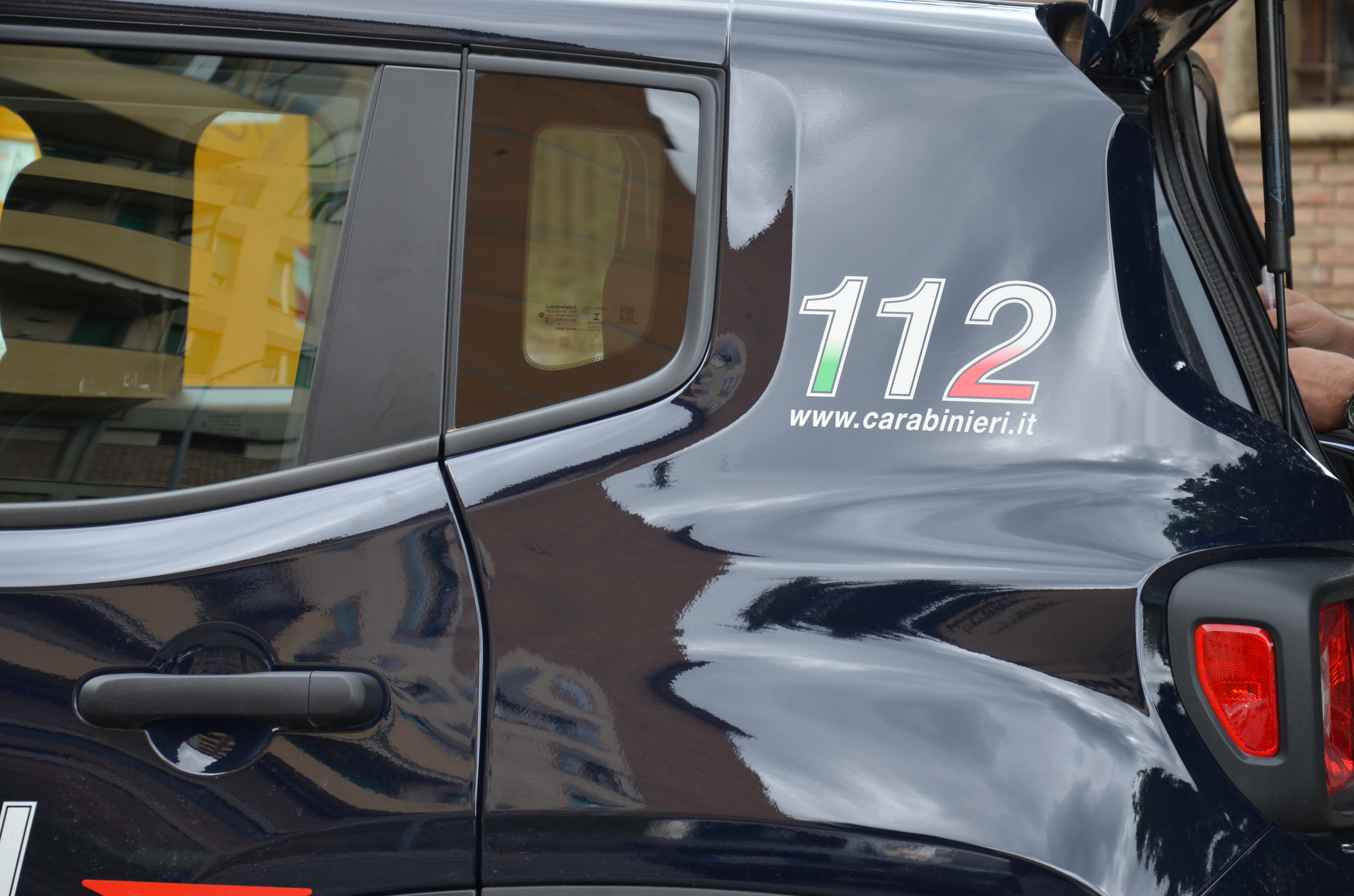 Compra un divano on line, ma non arriva mai: beffata insegnante a Dolianova