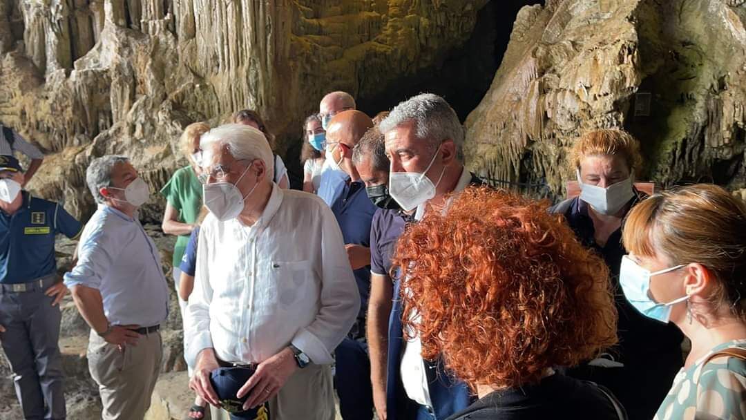 Mattarella affascinato da Alghero, il presidente in vacanza visita la grotta di Nettuno