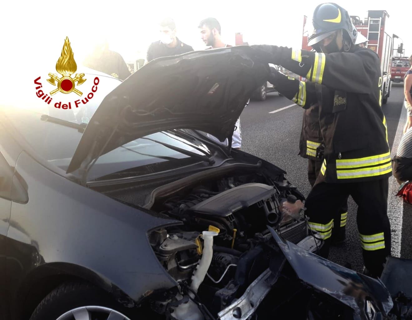 San Sperate, si schiantano in auto contro il guard rail: 3 feriti